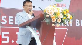 Barisan buruh, serikat pekerja, dan perwakilan pemerintah memadati Lapangan PT Obsidian Stainless Steel (PT OSS) pada peringatan Hari Buruh Internasional (May Day) 2025, Kamis (1/5/2025). Dengan tema “Merajut Kebersamaan untuk Peningkatan Kesejahteraan Pekerja dan Produktivitas Nasional”, acara ini menjadi momentum refleksi sekaligus ajakan aksi nyata bagi pemenuhan hak-hak pekerja di Kabupaten Konawe.  
Wakil Bupati Konawe, H. Syamsul Ibrahim, SE, M.Si, hadir sebagai pembicara utama, dalam amanatnya menegaskan komitmen pemerintah dalam meningkatkan kesejahteraan buruh.