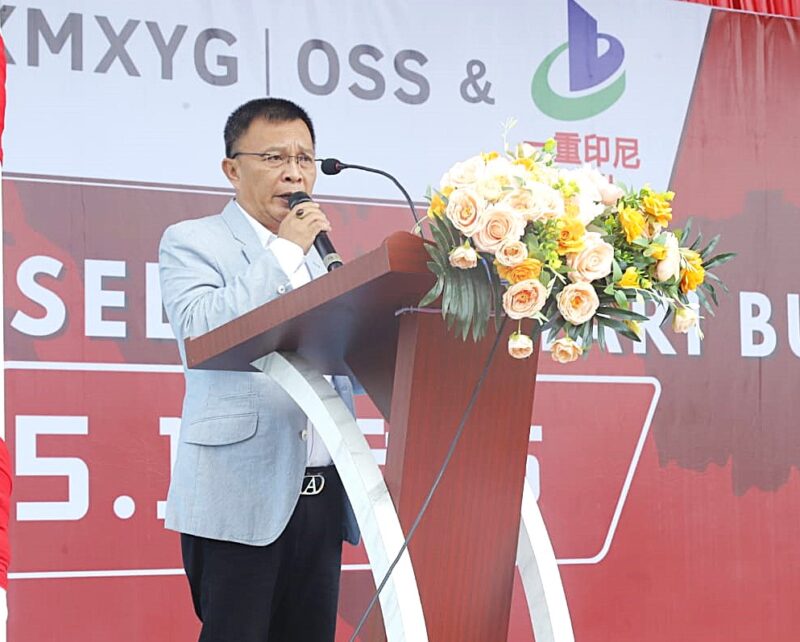 Barisan buruh, serikat pekerja, dan perwakilan pemerintah memadati Lapangan PT Obsidian Stainless Steel (PT OSS) pada peringatan Hari Buruh Internasional (May Day) 2025, Kamis (1/5/2025). Dengan tema “Merajut Kebersamaan untuk Peningkatan Kesejahteraan Pekerja dan Produktivitas Nasional”, acara ini menjadi momentum refleksi sekaligus ajakan aksi nyata bagi pemenuhan hak-hak pekerja di Kabupaten Konawe.  
Wakil Bupati Konawe, H. Syamsul Ibrahim, SE, M.Si, hadir sebagai pembicara utama, dalam amanatnya menegaskan komitmen pemerintah dalam meningkatkan kesejahteraan buruh.