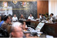  Tahap pembentukan Koperasi Desa/Kelurahan (Kopdes/Kel) Merah Putih sudah memasuki tahap akhir. Dalam Rapat Finalisasi dipaparkan bahwa skema pendanaan berasal dari pinjaman perbankan (Himbara) dengan plafon Rp4-5 miliar per koperasi sesuai dengan kebutuhan. Menteri Koperasi (Menkop) Budi Arie, saat  mengikuti Rapat Koordinasi Terbatas (Rakortas) pembentukan Kopdes Merah Putih, di kantor Kemenko Bidang Pangan, Jakarta, Jumat (2/5).
