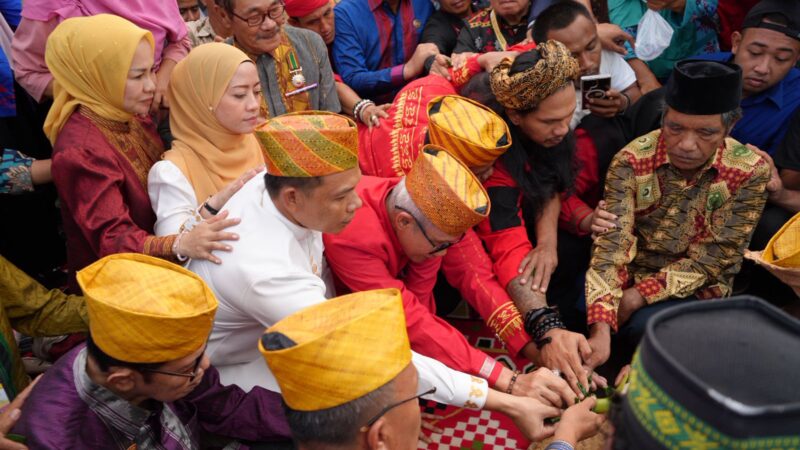 Ritual yang dipimpin langsung oleh tokoh-tokoh adat Tolaki ini dihadiri oleh Bupati Konawe, H. Yusran Akbar, Wakil Bupati H. Syamsul Ibrahim, serta jajaran pejabat, tokoh masyarakat, dan perwakilan lembaga adat se-Sulawesi Tenggara. Digelar di Rumah Adat Tolaki Laika Mbu’u, Kompleks Makam Permaisuri Raja Lakidende, Sabtu (17/5/2025), sebagai bentuk syukur dan permohonan perlindungan bagi bumi Konawe.  