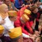 Ritual yang dipimpin langsung oleh tokoh-tokoh adat Tolaki ini dihadiri oleh Bupati Konawe, H. Yusran Akbar, Wakil Bupati H. Syamsul Ibrahim, serta jajaran pejabat, tokoh masyarakat, dan perwakilan lembaga adat se-Sulawesi Tenggara. Digelar di Rumah Adat Tolaki Laika Mbu’u, Kompleks Makam Permaisuri Raja Lakidende, Sabtu (17/5/2025), sebagai bentuk syukur dan permohonan perlindungan bagi bumi Konawe.  