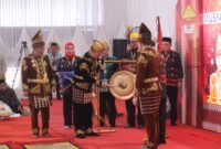 Gubernur Sulawesi Tenggara (Sultra), Mayjen TNI (Purn) Andi Sumangerukka, membuka secara resmi Musyawarah Adat Tolaki ke-V yang digelar Dewan Pengurus Pusat Lembaga Adat Tolaki (DPP LAT) Tahun 2025. Acara berlangsung di Rumah Adat Tolaki Laika Mbu’u, Unaaha, Kabupaten Konawe, Jumat (16/5/2025), dan dihadiri oleh seluruh pengurus Lembaga Adat Tolaki se-Sultra serta sejumlah pejabat daerah.