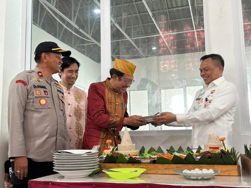 Bupati Konawe, Yusran Akbar, meresmikan gedung baru Unit Pelaksana Teknis Daerah (UPTD) Gudang Obat milik Dinas Kesehatan Kabupaten Konawe, Jumat (2/5/2025). Fasilitas ini diharapkan memperkuat distribusi obat ke seluruh puskesmas di wilayah tersebut.