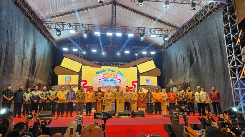 Wakil Bupati Konawe, H. Syamsul Ibrahim, mengapresiasi gelaran pameran pembangunan yang menjadi momentum penting untuk mengekspos kemajuan daerah sekaligus memperkuat Usaha Mikro, Kecil, dan Menengah (UMKM). Apresiasi ini disampaikannya saat menghadiri Pembukaan Pameran Pembangunan dan Produk Unggulan dalam rangka peringatan Hari Ulang Tahun (HUT) ke-22 Kabupaten Konawe Selatan (Konsel), Jumat (2/5/2025).