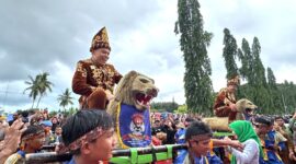 Kabupaten Konawe merayakan hari jadinya yang ke-65 dengan gemerlap Pawai Budaya Nusantara, Jumat (16/5/2025). Ribuan peserta dari berbagai etnis memadati jalanan Kota Unaaha, menampilkan kekayaan budaya sekaligus mempererat persatuan.