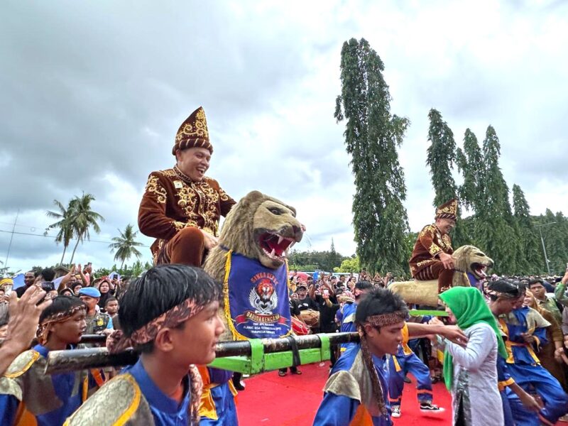 Kabupaten Konawe merayakan hari jadinya yang ke-65 dengan gemerlap Pawai Budaya Nusantara, Jumat (16/5/2025). Ribuan peserta dari berbagai etnis memadati jalanan Kota Unaaha, menampilkan kekayaan budaya sekaligus mempererat persatuan.