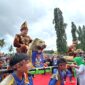 Kabupaten Konawe merayakan hari jadinya yang ke-65 dengan gemerlap Pawai Budaya Nusantara, Jumat (16/5/2025). Ribuan peserta dari berbagai etnis memadati jalanan Kota Unaaha, menampilkan kekayaan budaya sekaligus mempererat persatuan.