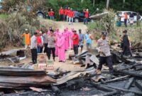 Kapolres Konawe, AKBP Noer Alam, SIK., bersama istrinya, Ny. Devi Noer Alam, selaku Ketua Bhayangkari Cabang Konawe, memilih untuk tak sekadar mendengar. Mereka menyusuri jalan desa, mendatangi Andi Masse dan Andi Heri, dua korban yang kehilangan segalanya dalam sekejap Sabtu siang di Desa Barowila, Kecamatan Tongauna Utara, Kabupaten Konawe, Sulawesi Tenggara (Sultra).
