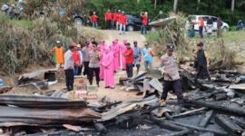 Kapolres Konawe, AKBP Noer Alam, SIK., bersama istrinya, Ny. Devi Noer Alam, selaku Ketua Bhayangkari Cabang Konawe, memilih untuk tak sekadar mendengar. Mereka menyusuri jalan desa, mendatangi Andi Masse dan Andi Heri, dua korban yang kehilangan segalanya dalam sekejap Sabtu siang di Desa Barowila, Kecamatan Tongauna Utara, Kabupaten Konawe, Sulawesi Tenggara (Sultra).