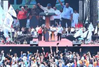Presiden Republik Indonesia, Prabowo Subianto, menghadiri peringatan Hari Buruh Internasional (May Day) 2025 di kawasan Monumen Nasional (Monas), Jakarta, Kamis (1/5/2025). Kehadiran Presiden Prabowo menjadi momen bersejarah karena ia merupakan presiden pertama dalam 60 tahun terakhir yang hadir langsung dalam peringatan May Day.