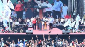 Presiden Republik Indonesia, Prabowo Subianto, menghadiri peringatan Hari Buruh Internasional (May Day) 2025 di kawasan Monumen Nasional (Monas), Jakarta, Kamis (1/5/2025). Kehadiran Presiden Prabowo menjadi momen bersejarah karena ia merupakan presiden pertama dalam 60 tahun terakhir yang hadir langsung dalam peringatan May Day.