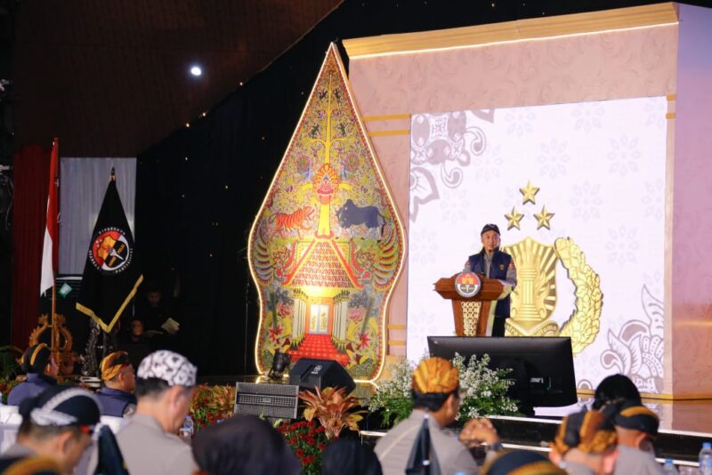 Rapat Kerja Teknis (Rakernis) Humas Polri Tahun Anggaran 2025 resmi dibuka di Gedung Serbaguna Akademi Kepolisian (Akpol) Semarang, Jawa Tengah, Selasa (6/5/2025). Acara peresmian ditandai dengan pemotongan pita oleh Asisten Kapolri Bidang Sumber Daya Manusia (ASSDM) Irjen Pol. Anwar, S.I.K., M.Si. bersama Kadivhumas Polri Irjen Pol. Dr. Sandi Nugroho, S.I.K., S.H., M.Hum., didampingi Gubernur Akpol Irjen Pol. Midi Siswoko, S.I.K. dan Kapolda Jawa Tengah Irjen Pol. Dr. Ribut Hari Wibowo, S.H., S.I.K., M.H.