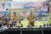 Bupati Konawe, H. Yusran Akbar, ST, memimpin Rapat Koordinasi (Rakor) terkait identifikasi dan penjaringan isu pembangunan berkelanjutan dalam penyusunan Kajian Lingkungan Hidup Strategis (KLHS) Rencana Detail Tata Ruang (RDTR) Perkotaan Unaaha, Kabupaten Konawe di Agra Wisata, Desa Laloika, Kec. Pondidaha, Kab Konawe, Sulawesi Tenggara, Senin (5/5/2025).