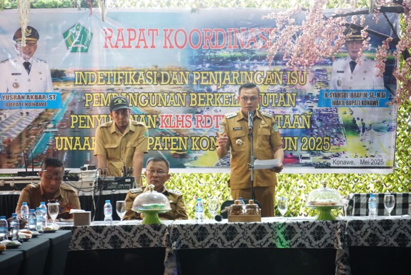 Bupati Konawe, H. Yusran Akbar, ST, memimpin Rapat Koordinasi (Rakor) terkait identifikasi dan penjaringan isu pembangunan berkelanjutan dalam penyusunan Kajian Lingkungan Hidup Strategis (KLHS) Rencana Detail Tata Ruang (RDTR) Perkotaan Unaaha, Kabupaten Konawe di Agra Wisata, Desa Laloika, Kec. Pondidaha, Kab Konawe, Sulawesi Tenggara, Senin (5/5/2025).