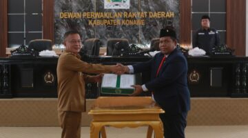 Wakil Bupati Konawe H. Syamsul Ibrahim SE, MSi menyerahkan Dokumen RPJMD Konawe Bersahaja kepada Ketua DPRD Konawe, I Made Asmaya yang merupakan panduan strategis pembangunan daerah selama lima tahun ke depan, Selasa (27/5/2025)
