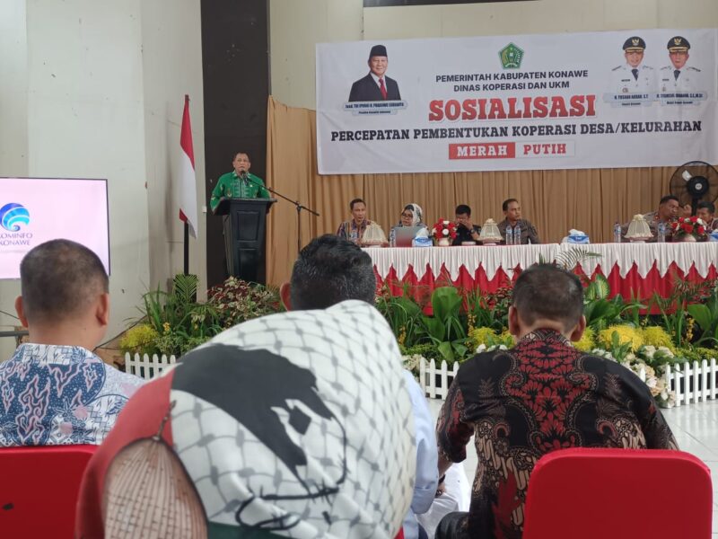 Pemerintah Kabupaten (Pemkab) Konawe bersama jajaran Forkopimda menggelar sosialisasi percepatan pembentukan Koperasi Desa/Kelurahan Merah Putih sebagai upaya penguatan ekonomi berbasis koperasi. Acara yang digelar di Gedung Wekoila, Kamis (8/5/2025), dihadiri Sekretaris Daerah (Sekda) Konawe, Ferdinand, perwakilan Polres, Kejaksaan, serta kepala desa/kelurahan se-Kabupaten Konawe.