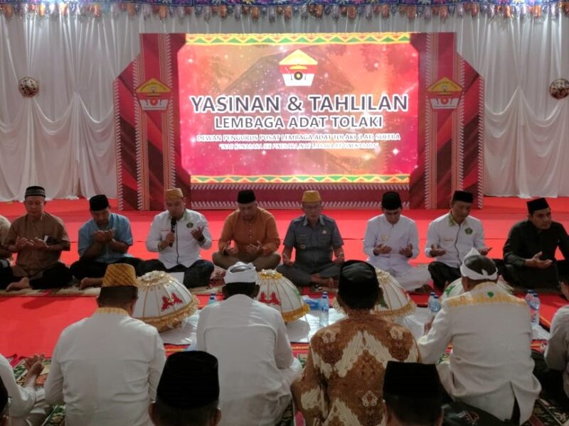 Pemerintah Kabupaten (Pemkab) Konawe bersama Dewan Pimpinan Pusat (DPP) Lembaga Adat Tolaki (LAT) menggelar doa bersama sebagai pembuka rangkaian Pawai Budaya, Ritual Mosehe Wonua, dan Musyawarah Adat Tolaki V di Rumah Adat Laika Mbu’u, Kamis (15/5/2025) malam. Kegiatan ini menandai dimulainya serangkaian acara adat yang akan berpusat di Konawe sebagai jantung budaya Tolaki.
