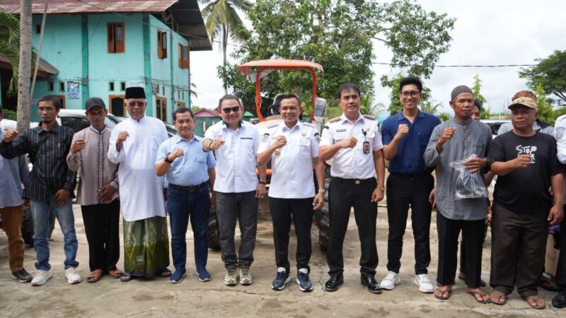 Bupati Konawe, Yusran Akbar, ST, hadiri Penyerahan Bantuan Alsintan dari Anggota DPR RI, Jaelani, S.IP., M.Si.  di Balai Pertemuan Desa Ahuawatu, Kecamatan Pondidaha, Rabu (11/6/2025).