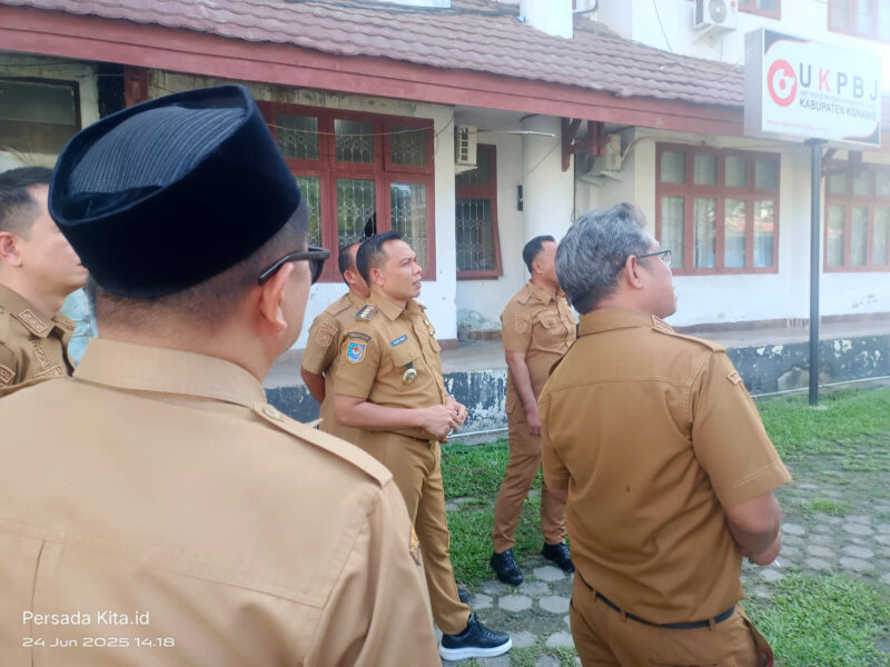 Bupati Konawe, H. Yusran Akbar, ST, tinjau langsung  kondisi gedung perkantoran SKPD di Kompleks Pemda Konawe, Selasa (24/6/2025). Kunjungan ini untuk memastikan kualitas infrastruktur sekaligus merancang langkah perbaikan untuk mendukung efektivitas pelayanan publik.  