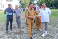 Bupati Konawe, H. Yusran Akbar, ST, memberikan pengarahan khusus kepada Dirut Perusda Konawe, Jemi Safrul Imran, SE, terkait upaya penguatan ekonomi daerah melalui optimalisasi peran BUMD setempat. Pertemuan ini digelar di Kantor Bupati Konawe, Unaaha, Selasa (24/6/2025)