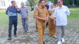 Bupati Konawe, H. Yusran Akbar, ST, memberikan pengarahan khusus kepada Dirut Perusda Konawe, Jemi Safrul Imran, SE, terkait upaya penguatan ekonomi daerah melalui optimalisasi peran BUMD setempat. Pertemuan ini digelar di Kantor Bupati Konawe, Unaaha, Selasa (24/6/2025)