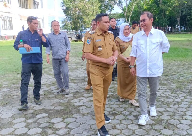 Bupati Konawe, H. Yusran Akbar, ST, memberikan pengarahan khusus kepada Dirut Perusda Konawe, Jemi Safrul Imran, SE, terkait upaya penguatan ekonomi daerah melalui optimalisasi peran BUMD setempat. Pertemuan ini digelar di Kantor Bupati Konawe, Unaaha, Selasa (24/6/2025)