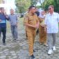 Bupati Konawe, H. Yusran Akbar, ST, memberikan pengarahan khusus kepada Dirut Perusda Konawe, Jemi Safrul Imran, SE, terkait upaya penguatan ekonomi daerah melalui optimalisasi peran BUMD setempat. Pertemuan ini digelar di Kantor Bupati Konawe, Unaaha, Selasa (24/6/2025)