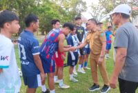 Semangat terpancar di Lapangan Kompleks Kantor Bupati Konawe, Selasa, (24/6/225), saat Bupati Konawe H. Yusran Akbar ST kunjungi latihan Unaaha Football Club (UFC). 