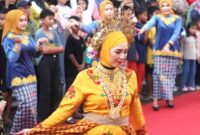 Busana Adat Tolaki yang anggun, para staf sekretariat saat membawakan Tarian Wulele Sanggula secara apik, mengundang decak kagum penonton yang memadati rute pawai dari Inolobunggadue Central Park (ICP) hingga Laika Mbu'u. Saat Pawai Budaya memperingati Hari Ulang Tahun (HUT) ke-65 daerah tersebut, Jumat (16/5/2025).