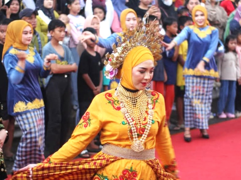 Busana Adat Tolaki yang anggun, para staf sekretariat saat membawakan Tarian Wulele Sanggula secara apik, mengundang decak kagum penonton yang memadati rute pawai dari Inolobunggadue Central Park (ICP) hingga Laika Mbu'u. Saat Pawai Budaya memperingati Hari Ulang Tahun (HUT) ke-65 daerah tersebut, Jumat (16/5/2025).