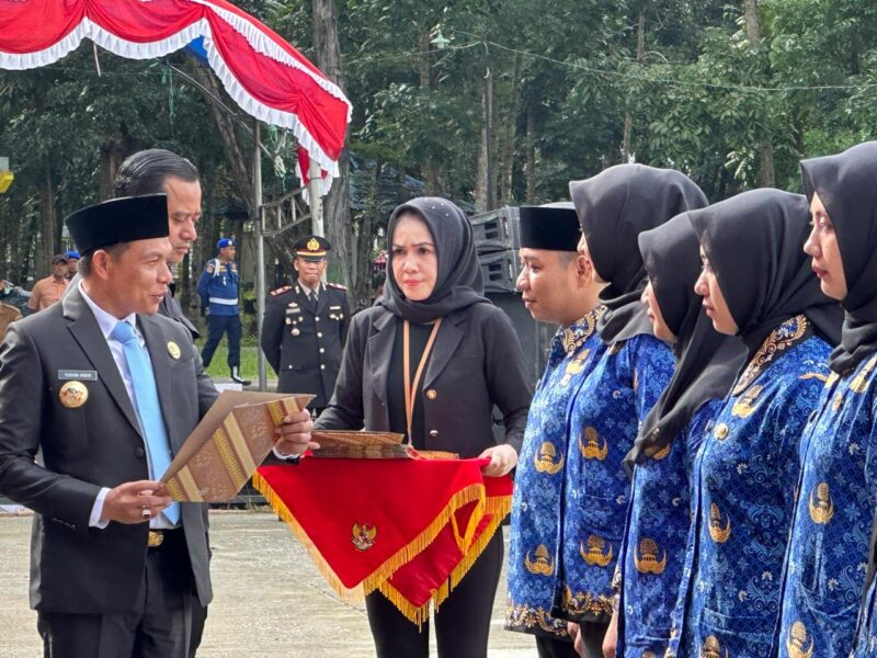 Penyerahan SK CPNS : Peringatan Hari Lahir Pancasila 1 Juni 2025 menjadi momen bersejarah bagi 219 Calon Pegawai Negeri Sipil (CPNS) formasi 2024 di Kabupaten Konawe. Dalam upacara khidmat di halaman Kantor Bupati Konawe, Senin (2/6/2025), mereka secara resmi menerima Surat Keputusan (SK) pengangkatan dari Bupati Yusran Akbar, menandai awal pengabdian mereka sebagai abdi negara.