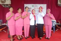 Ketua PMI Konawe, Hj Sarnina Yusrin Usbar, SE (tengah) foto bersama Ibu-ibu Bhayangkari Polres Konawe saat pelaksanaan kegiatan Donor Darah Palang Merah Indonesia (PMI) Konawe di Hotel Nugraha, Rabu (25/6/2025).