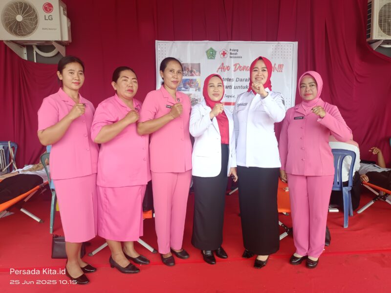 Ketua PMI Konawe, Hj Sarnina Yusrin Usbar, SE (tengah) foto bersama Ibu-ibu Bhayangkari Polres Konawe saat pelaksanaan kegiatan Donor Darah Palang Merah Indonesia (PMI) Konawe di Hotel Nugraha, Rabu (25/6/2025).