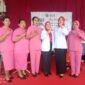 Ketua PMI Konawe, Hj Sarnina Yusrin Usbar, SE (tengah) foto bersama Ibu-ibu Bhayangkari Polres Konawe saat pelaksanaan kegiatan Donor Darah Palang Merah Indonesia (PMI) Konawe di Hotel Nugraha, Rabu (25/6/2025).