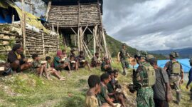 Dipimpin Letnan Dua Infanteri Risal, Satgas Yonif 700/Wira Yudha Cakti di Kampung Wombru, Distrik Mage’Abume, Sabtu (7/6/2025) membuktikan bahwa tugas mereka bukan sekadar menjaga perbatasan, tetapi juga merajut kebersamaan.