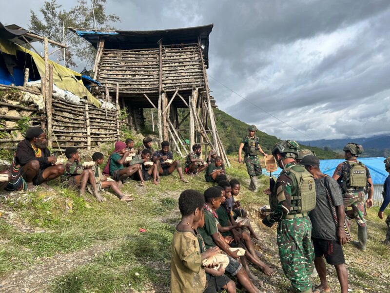 Dipimpin Letnan Dua Infanteri Risal, Satgas Yonif 700/Wira Yudha Cakti di Kampung Wombru, Distrik Mage’Abume, Sabtu (7/6/2025) membuktikan bahwa tugas mereka bukan sekadar menjaga perbatasan, tetapi juga merajut kebersamaan.