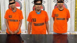 Tim Sat Narkoba Polres Simalungun menangkap tiga pelaku masing-masing: Syamsul alias Agam (58), Sumantri alias Ridho Maman (40) dan Leo Waldi Tanjung (25) dengan total 26,45 gram sabu di Kecamatan Bandar Masilam dalam Operasi Antik Toba 2025, Rabu (18/6/2025) dini hari.