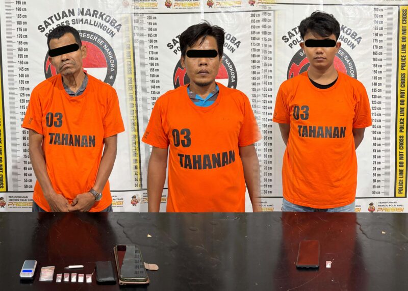 Tim Sat Narkoba Polres Simalungun menangkap tiga pelaku masing-masing: Syamsul alias Agam (58), Sumantri alias Ridho Maman (40) dan Leo Waldi Tanjung (25) dengan total 26,45 gram sabu di Kecamatan Bandar Masilam dalam Operasi Antik Toba 2025, Rabu (18/6/2025) dini hari.