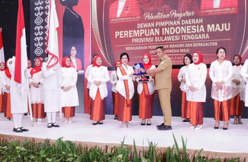 Wakil Gubernur Sulawesi Tenggara (Sultra), Ir. Hugua, M.Ling, menegaskan peran strategis perempuan sebagai penggerak kemajuan bangsa dalam acara Pelantikan Dewan Pimpinan Daerah (DPD) Perempuan Indonesia Maju (PIM) Sultra masa bakti 2025–2030. Acara yang digelar di Ballroom Phinisi, Hotel Claro Kendari, Senin (2/6/2025)