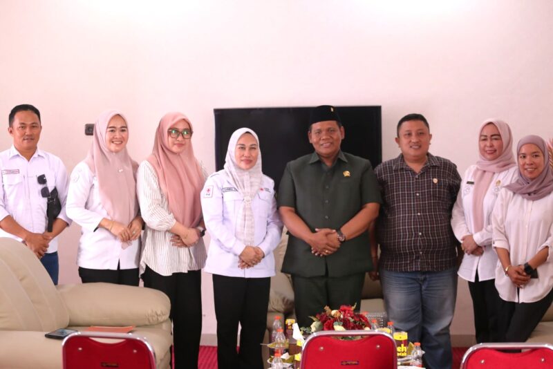 Ketua Palang Merah Indonesia (PMI) Kabupaten Konawe, Hj. Sarnina Yusrin Usbar, SE (SYU), bersama sejumlah pengurus melakukan audiensi dengan Ketua DPRD Konawe, I Made Asmaya, S.Pd.,MM di Kantor DPRD Konawe, di Unaaha, Kab Konawe, Kamis (19/6/2025).