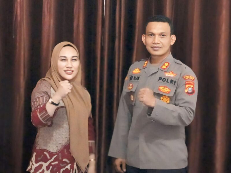 Ketua Palang Merah Indonesia (PMI) Kabupaten Konawe, Hj. Sarnina Yusrin Usbar, SE (SYU), bersama Kepala Kepolisian Resort (Kapolres) Konawe, AKBP Noer Alam, S.IK., Memperkuat komitmen Program Kemanusiaan di Markas PMI Konawe, Kamis (19/6/2025).
