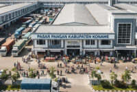 Ilustrasi - Suasana Pasar Induk Pangan Kabupaten Konawe yang dinamis. Terlihat aktivitas yang sangat ramai dengan banyak truk melakukan bongkar muat barang, serta keramaian orang di kios-kios milik koperasi dan UMKM. Pasar ini sebagai pusat distribusi pangan yang efisien dan terencana dengan baik.