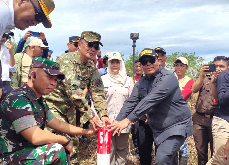 Pemasangan Patok: Konflik lahan di Desa Tawamelewe, Kecamatan Uepai, yang berlarut-larut selama bertahun-tahun akhirnya memasuki babak penyelesaian. Pemerintah Kabupaten (Pemkab) Konawe mengambil langkah tegas dengan mengerahkan 520 personel gabungan dari TNI, Polri, Satpol PP, dan Badan Pertanahan Nasional (BPN) untuk mengamankan proses pematokan lahan transmigrasi seluas 908,7 hektar, Senin (2/6/2025).