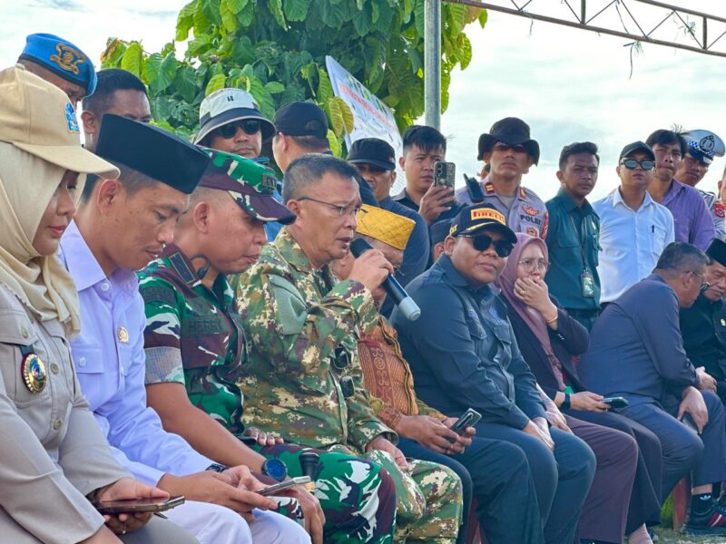 Wakil Bupati Konawe, H Syamsul Ibrahim, SE., M.Si bersama Kapolres Konawe, AKBP Noer Alam, S.I.K; Kajari Konawe, Dr. Musafir Menca, S.H., S.Pd., MH, serta sejumlah pejabat terkait saat pertemuan bersama warga di Desa Tawamelewe, Senin (2/6/2025).
