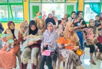 Warga Anggaberi mendapat memeriksakan kesehatan secara gratis melalui Pos Pembinaan Terpadu (Posbindu) Penyakit Tidak Menular (PTM) yang digelar di Aula Kantor Lurah Anggaberi, Selasa (10/6/2025).