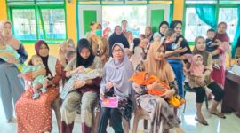 Warga Anggaberi mendapat memeriksakan kesehatan secara gratis melalui Pos Pembinaan Terpadu (Posbindu) Penyakit Tidak Menular (PTM) yang digelar di Aula Kantor Lurah Anggaberi, Selasa (10/6/2025).