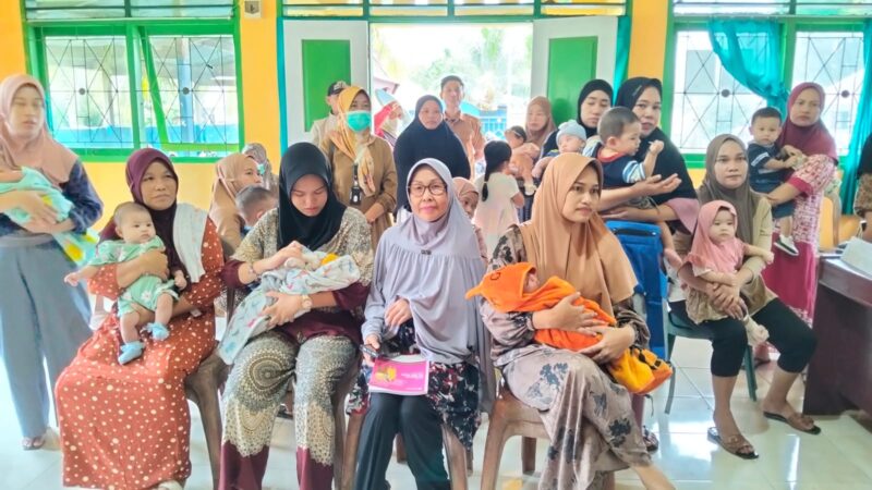 Warga Anggaberi mendapat memeriksakan kesehatan secara gratis melalui Pos Pembinaan Terpadu (Posbindu) Penyakit Tidak Menular (PTM) yang digelar di Aula Kantor Lurah Anggaberi, Selasa (10/6/2025).