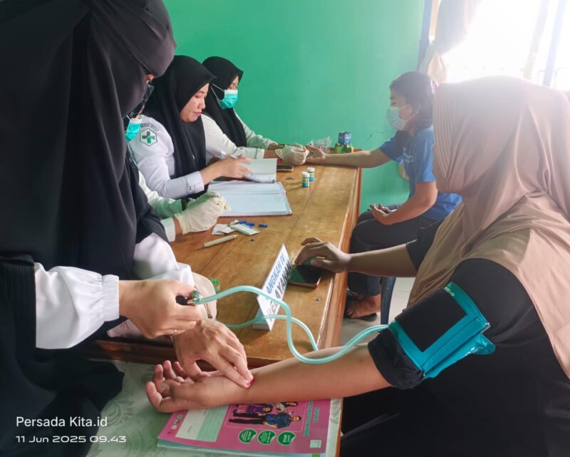 Posyandu terpadu dengan layanan kesehatan lengkap bagi seluruh usia, mulai dari bayi, balita,  ibu hamil, hingga lansia. di Kantor Lurah Toriki, Rabu (11/6/2025). 