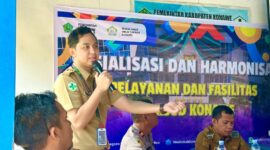 Mewakili RSUD Konawe, dr. Abdianto Ilman memberikan pemaparan rinci terkait alur rujukan, layanan IGD dan IGD Ponek, rawat inap, rawat jalan, serta kemudahan akses melalui aplikasi JKN Mobile di Puskesmas Alosika, Selasa (24/6/2025).