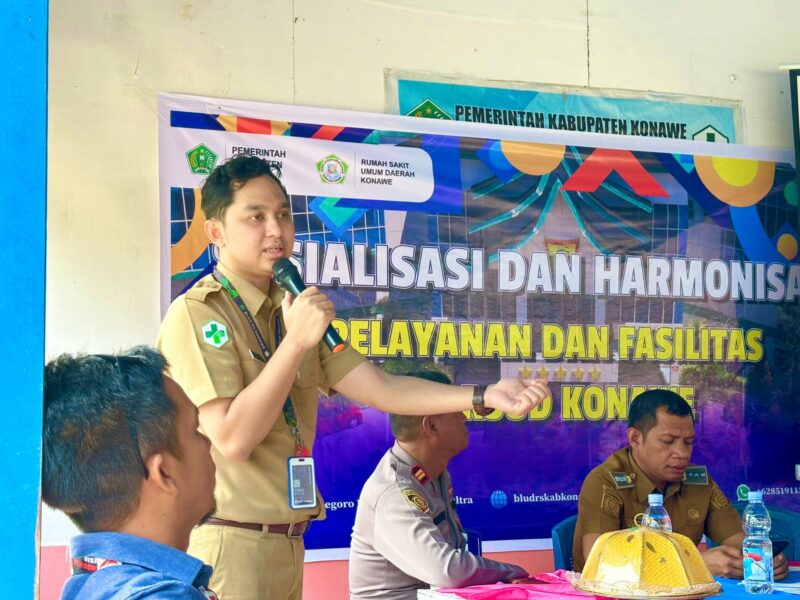 Mewakili RSUD Konawe, dr. Abdianto Ilman memberikan pemaparan rinci terkait alur rujukan, layanan IGD dan IGD Ponek, rawat inap, rawat jalan, serta kemudahan akses melalui aplikasi JKN Mobile di Puskesmas Alosika, Selasa (24/6/2025).